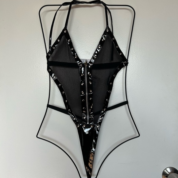 New elegant moments paten leather lingerie - Picture 2 of 4